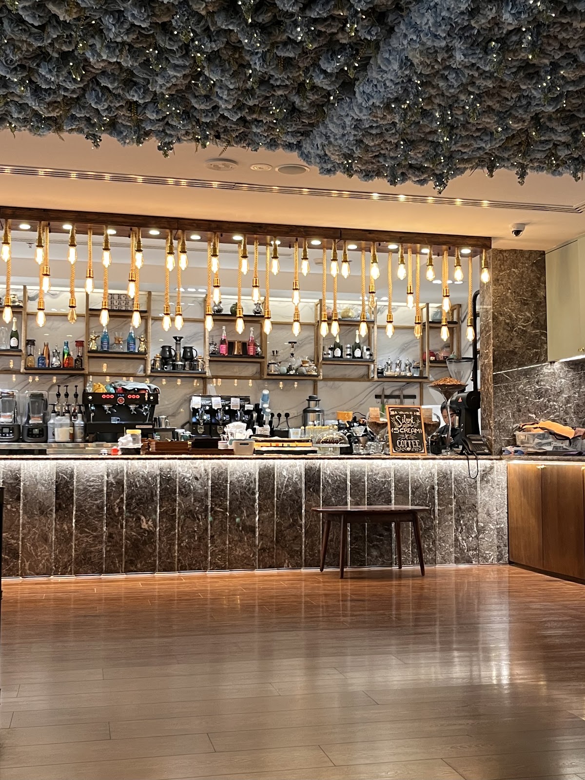 M14 Cafe - Corniche